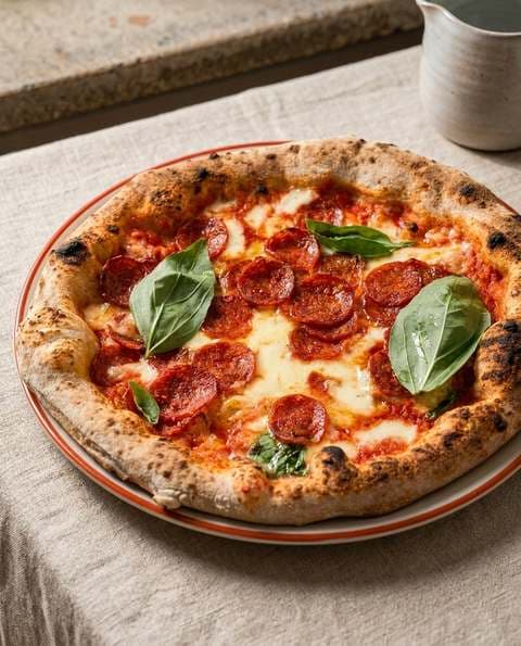 Miniature pizza pepperoni : exemple photo avant/après FotoResto