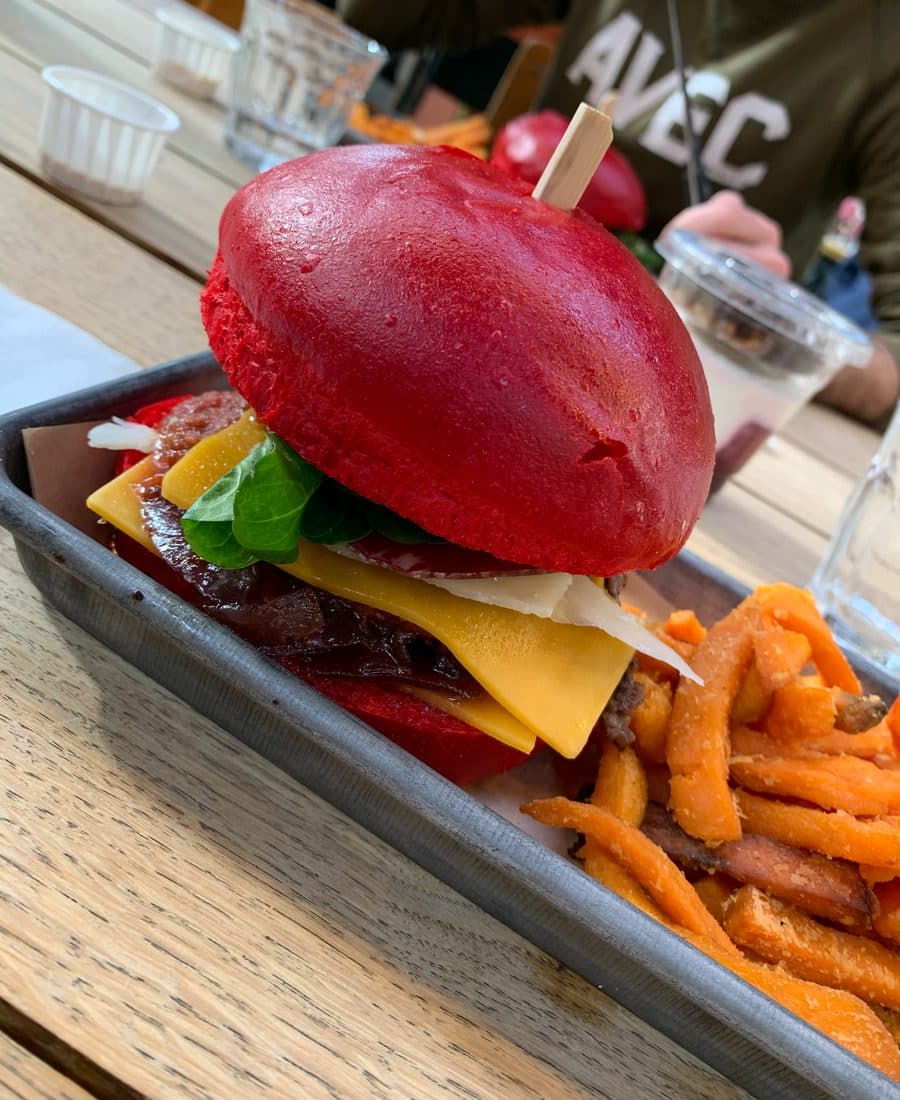 Photo de burger prise au téléphone, avant retouche FotoResto