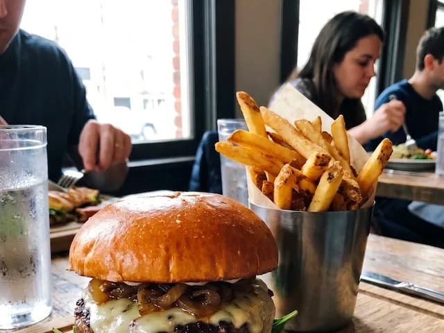 Photo de burger prise au téléphone dans un restaurant, sans mise en scène — point de départ FotoResto