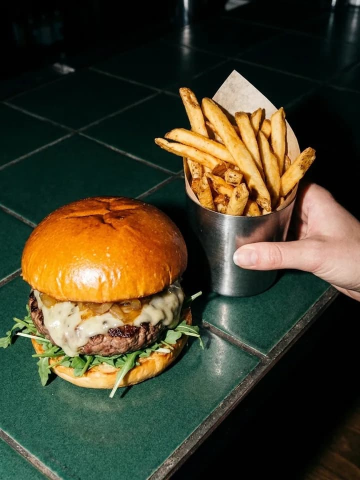 Burger en studio, ambiance flash soirée animée — FotoResto